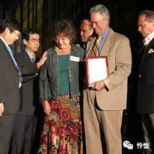 Powell夫妇在Jim从国际基督徒贸易协会退休时接受祝福祷告（2011）